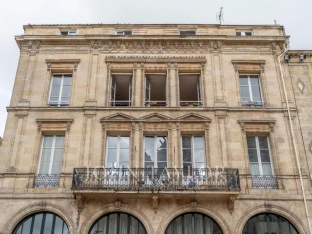 APPARTEMENT 3 CHAMBRES BUREAU CENTRE HISTORIQUE