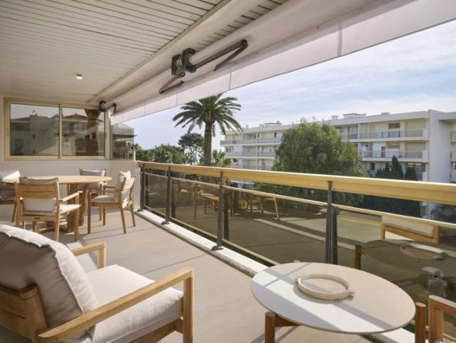 Appartement vue mer terrasse 3 suites à Cannes Palm Beach