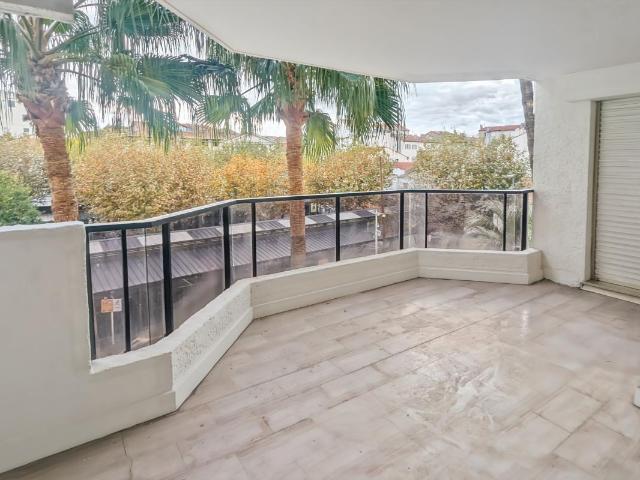 Appartement 3 pièces, 69 m² à louer à Cannes 06400