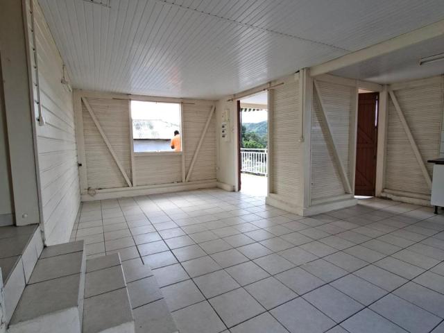 Appartement 3 pièces, 76 m² à louer à Sainte Marie 97230