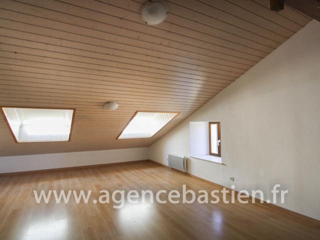 Appartement 3 pièces, 78 m² à louer à Péron 01630