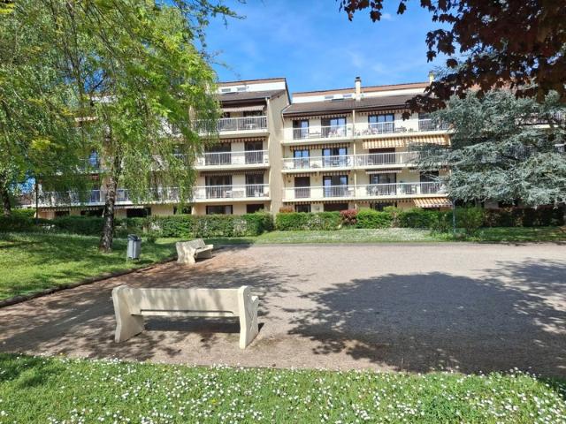 Appartement traversant de 95 m² – Résidence sécurisée avec parc arboré ?
