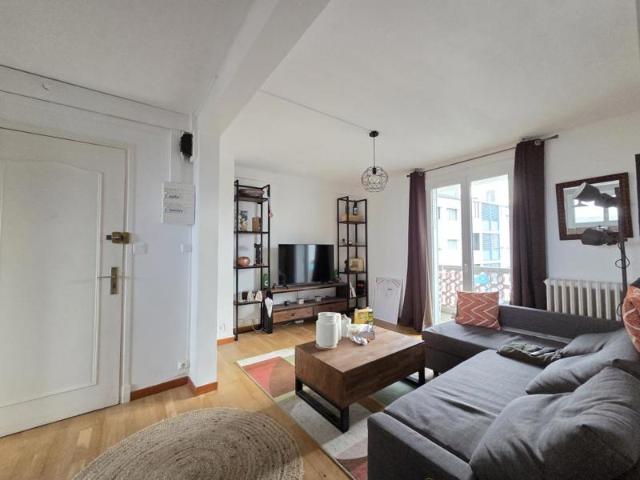 GUILHEMERY Appartement 3 Pièces Traversant avec Balcons et Cave