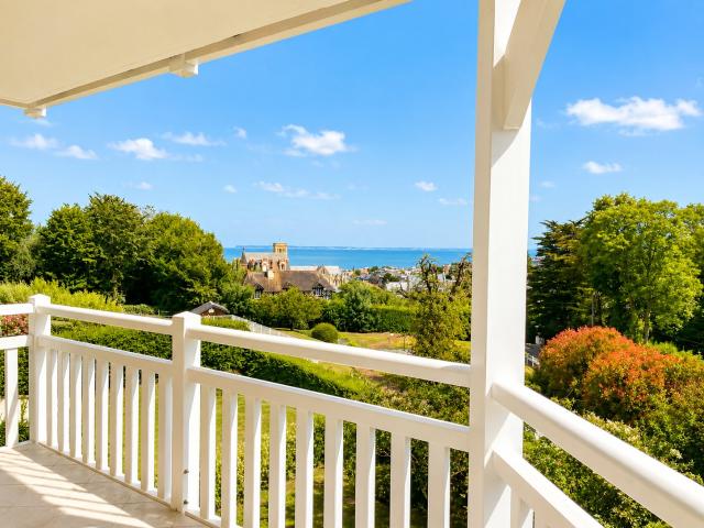 APPARTEMENT 3 PIECES TRAVERSANT 66M2 VUE MER + CAVE + PARKING