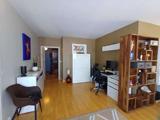 3 Pièces lumineux vendu loué avec loggia, parking et vue dég