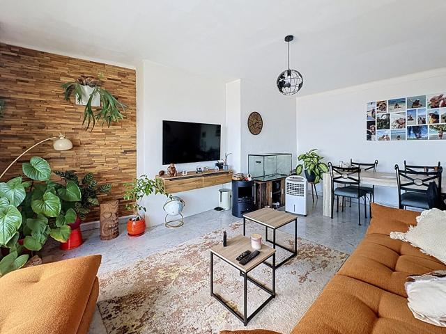 Appartement 3 pièces à vendre à Grasse Avant dernier étage. 68m² Grasse