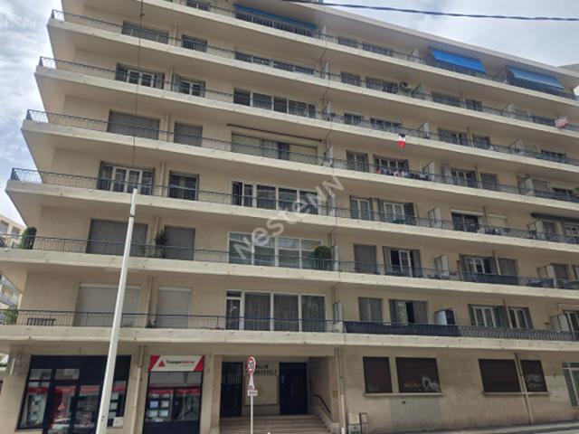 Appartement 3 pièces à vendre au centre de Toulon Fort potentiel à rénover