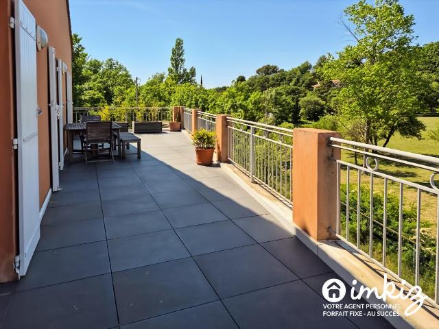 Appartement 3 pièces atypique. Toit terrasse angle immeuble
