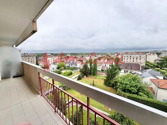Appartement 3 pièces avec deux balcons en étage élevé + parking et cave