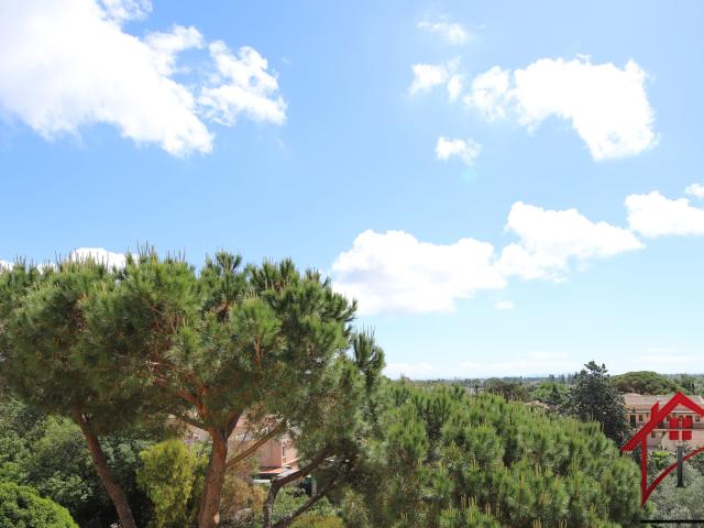 Appartement 3 pièces avec balcon et place de parking privative et cave à Hyères