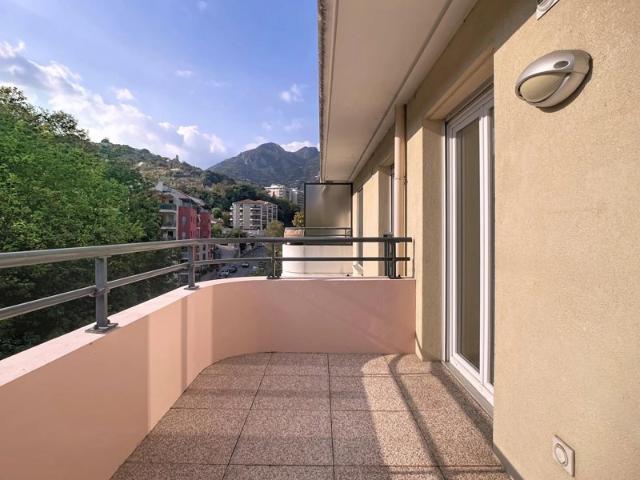 Menton: Appartement 3 pièces avec parking