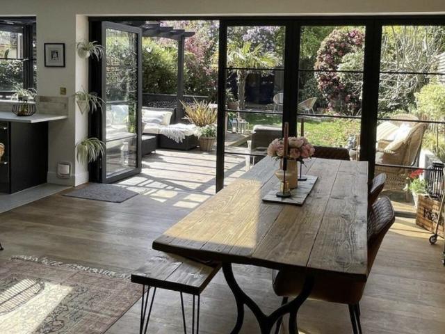 APPARTEMENT 3 PIECES AVEC TERRASSE ET JARDIN PRIVATIF PROCHE HY