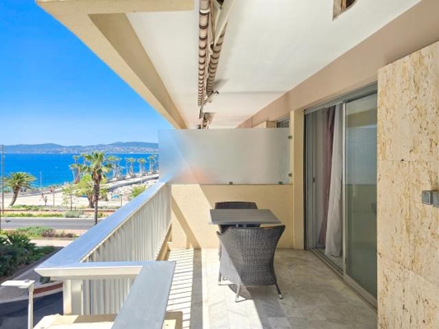 APPARTEMENT 3 PIECES AVEC TERRASSE VUE MER A VENDRE EN COEUR DE VILLE A SAINT RAPHAEL