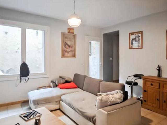 Appartement 3 pièces de 55 m² avec cours situé à Saint Gilles