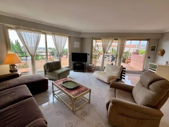 Appartement 3 pièces dernier étage – Vue panoramique ville et mer