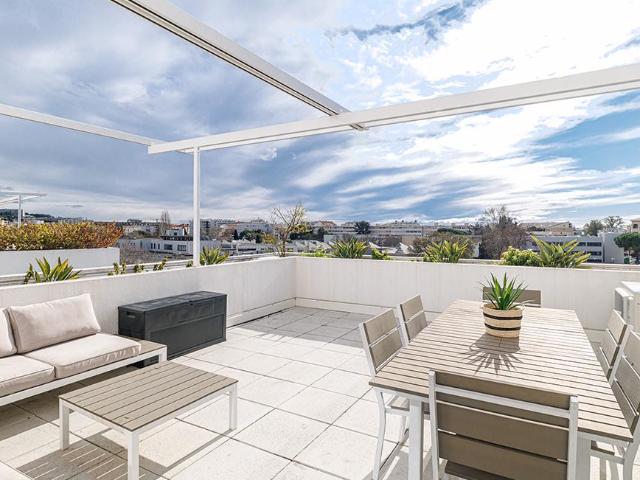 Appartement 3 pièces en dernier étage, grande terrasse, vue. 73m² Cannes la Bocca