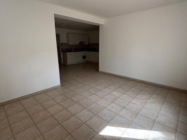 Appartement 3 pièces en rez de jardin dans résidence sécurisée avec terrasse et place de parking