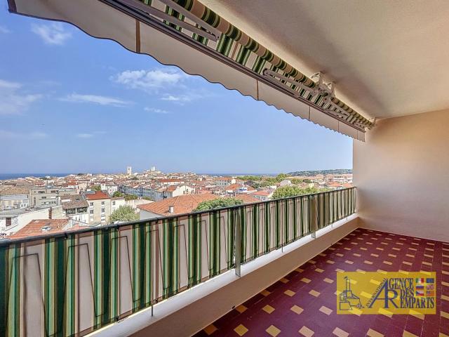 Appartement 3 pièces entièrement rénové avec terrasse et vue