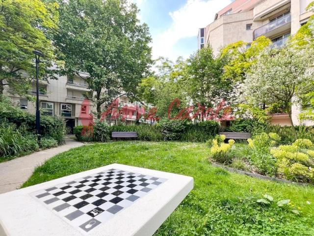Appartement 3 pièces environ 75 m2 avec deux balcons, cave e