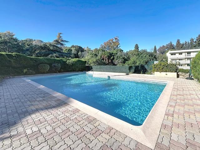 APPARTEMENT 3 PIECES PISCINE PARKING CALME