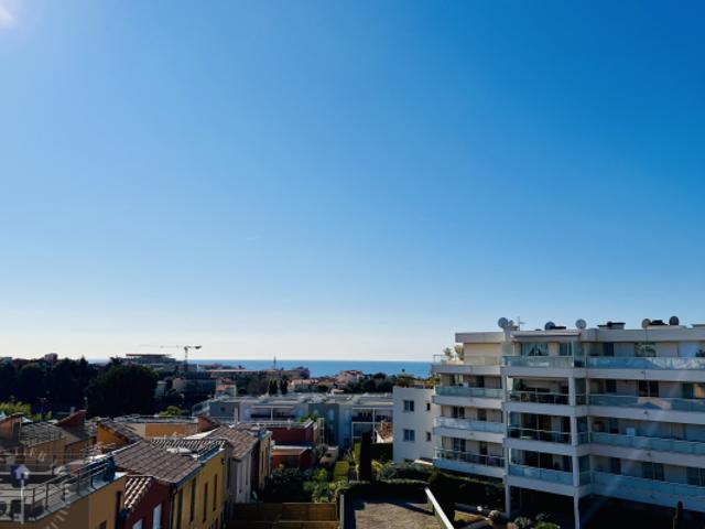 APPARTEMENT 3 PIECES QUARTIER JAQUONS DERNIER ETAGE VUE MER