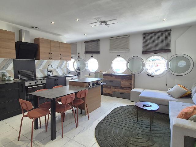 Appartement 3 pièces rénové avec vue port Résidence avec piscine