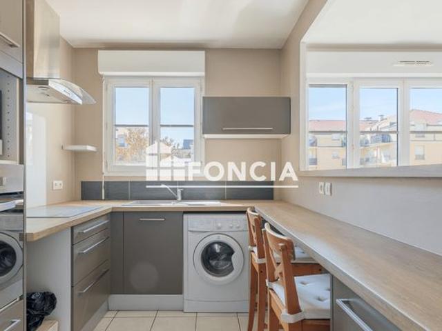 Appartement 3pièces avec balcon, deux parkings et une cave proche centre ville