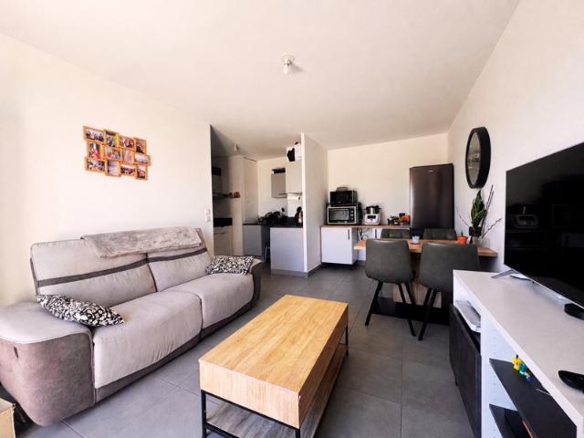 Appartement T3 terrasse dernier étage, vue dégagée, réside