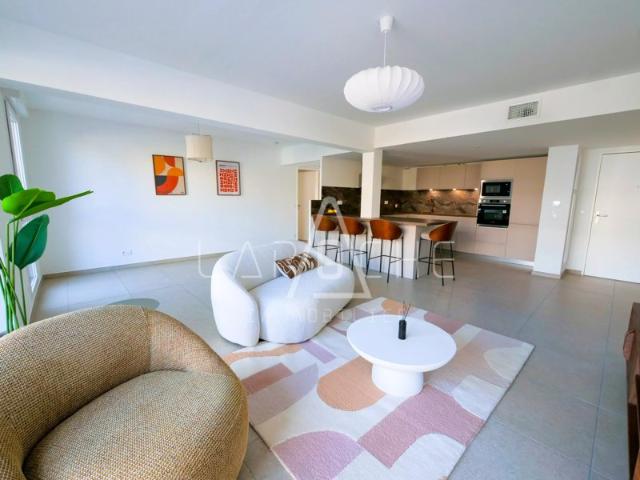 APPARTEMENT T3 TERRASSE + JARDINET