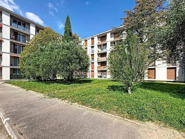 Appartement T3 traversant avec balcon Fort potentiel à saisir !