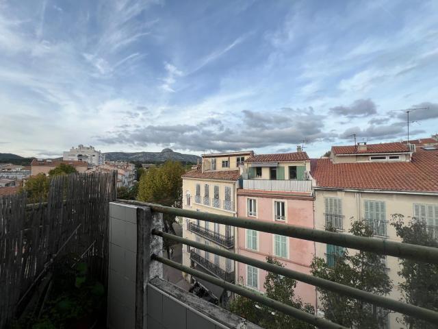 Appartement T3 traversant avec terrasse Dernier étage Vue Garlaban