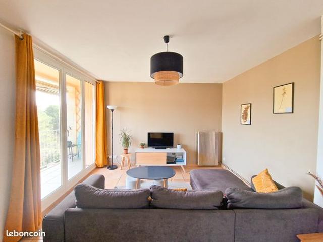 Appartement T3 traversant 70 m² avec vue Sainte Victoire transformable T4