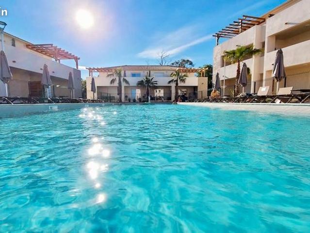 Appartement T3 vue mer en bord de plage, piscine, parking