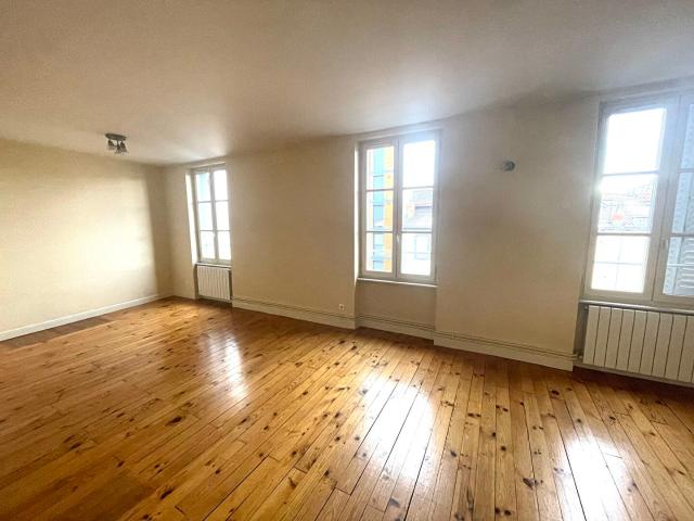 Appartement T3 à proximité de la faculté de lettres / lecoq