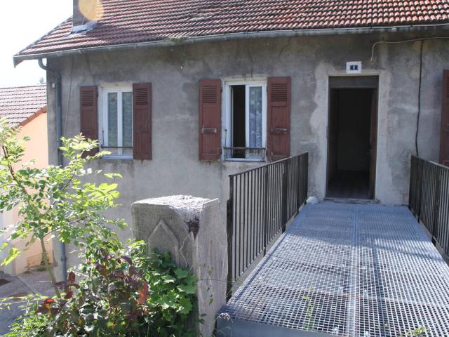 Appartement T3 à rénover, avec cave, parking et jardin à 05400 VEYNES