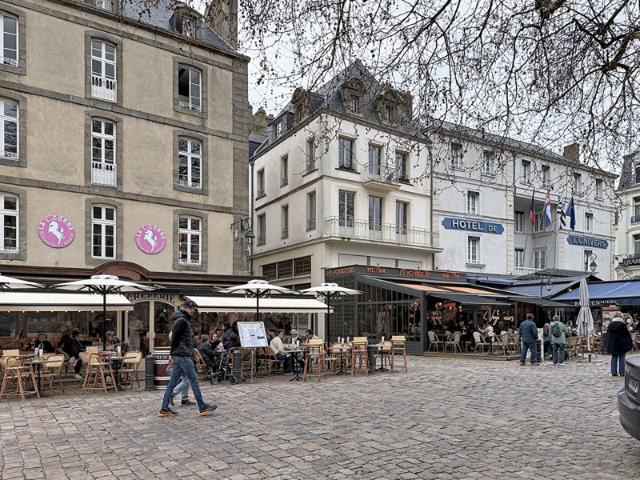 Appartement T3 à Saint Malo Intra Muros avec balcon, vue château et charme de l'ancien