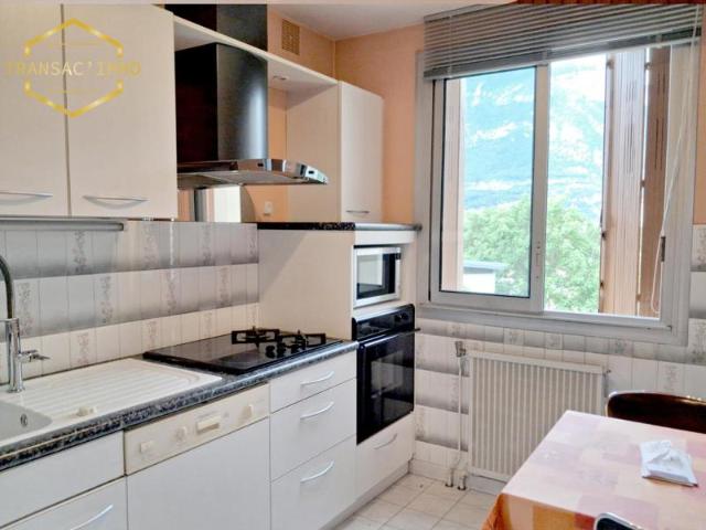 Appartement T3 ancien T4 avec balcon situé dans un secteur très recherché de Saint Égrève 38120 La Pinéa