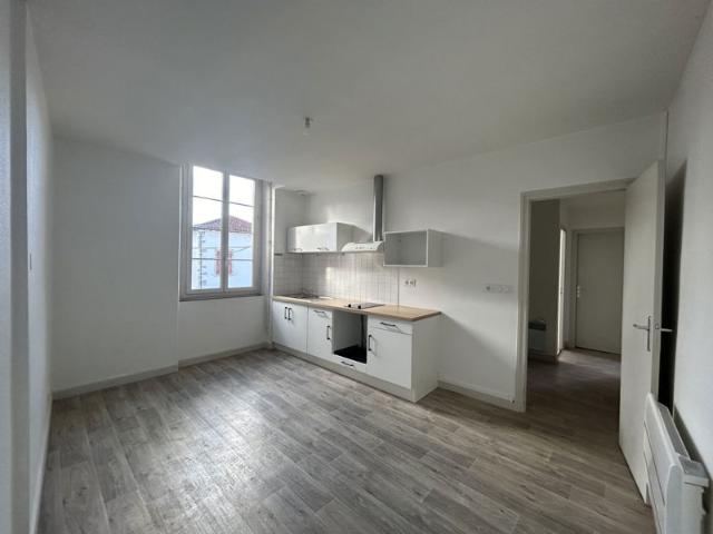 Appartement T3 au 1er étage au centre ville de st palais