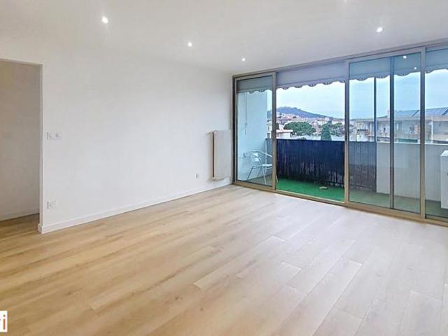 Appartement traversant T3 avec ascenseur, balcon, loggia et cave