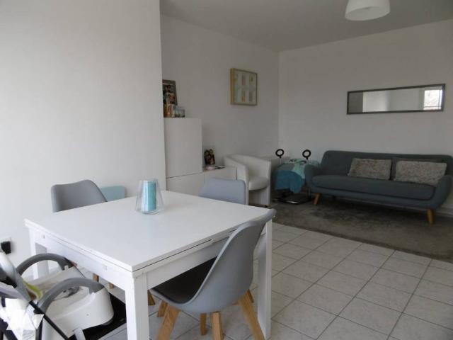 APPARTEMENT T3 AVEC BALCON CENTRE VILLE DE GOUVIEUX