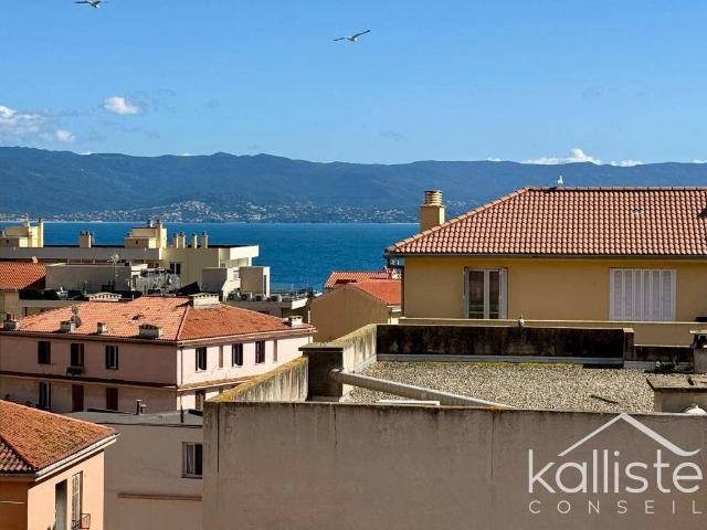 Appartement T3 avec balcon et aperçu mer – Quartier des Étranger