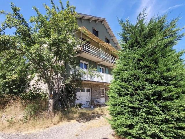 Appartement T3 avec balcon, garage et jardin privatif à Saint Agrève
