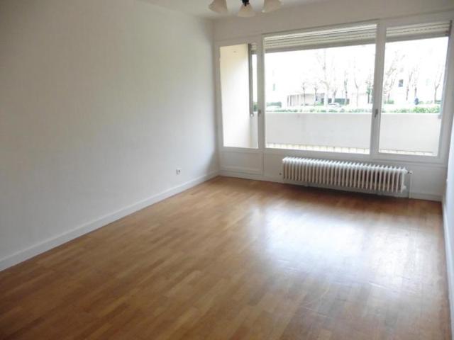 Appartement T3 avec balcon situé à Écully proche des bus et du centre commercial Grand Ouest