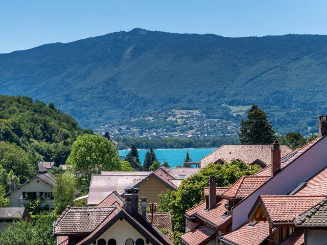 Appartement T3 avec balcons et vue lac et montagnes