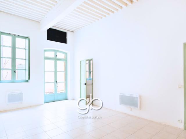 APPARTEMENT T3 AVEC COUR PRIVATIVE DANS UN HÔTEL PARTICULIER AU CŒUR DU CENTRE HISTORIQUE DE BÉZIERS