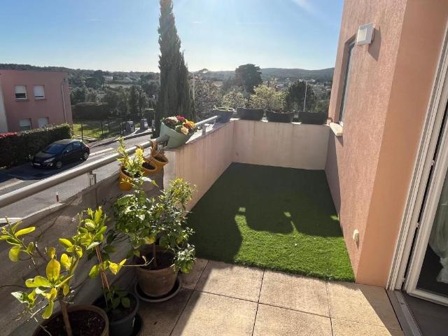 Appartement T3 avec terrasse et parkings