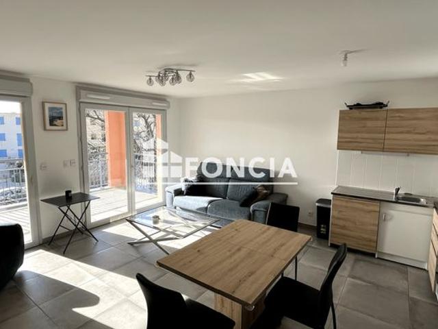 Appartement T3 avec terrasse, parking et garage privatif dans résidence avec piscine