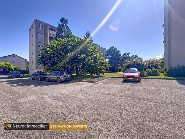 Appartement T3 Bron dernier étage avec balcon et garage