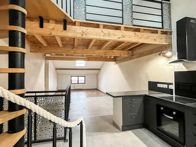 Appartement T3 complètement rénové avec balcon Nous Contacter