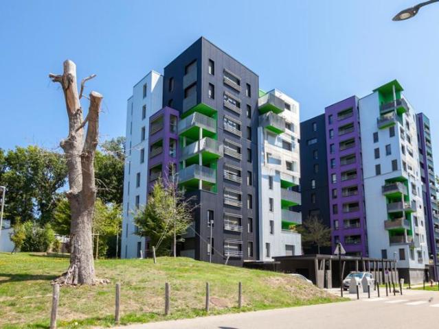 Appartement t3 dans immeuble récent avec balcon sur verdure